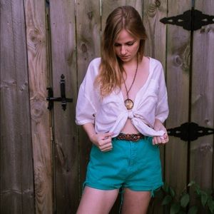 vintage bright teal mom shorts
27”-28” waist
$26
